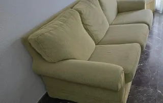 Sofá de tela cómodo en buen estado