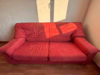 Sofá de tela rojo