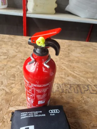 Kit Emergenza Audi: Estintore + Kit Primo Soccorso