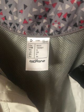 Cortavientos gris con forro estampado