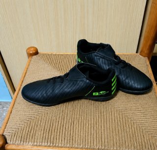 BOTAS DE FÚTBOL INFANTILES TALLA 33 – COMO NUEVAS