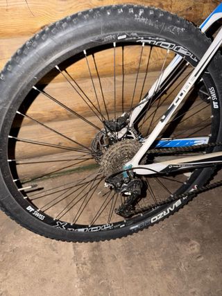 Bicicleta de Montaña Cube Carbono