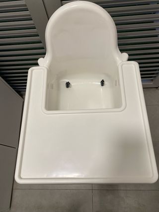 Trona IKEA con bandeja y reposapiés