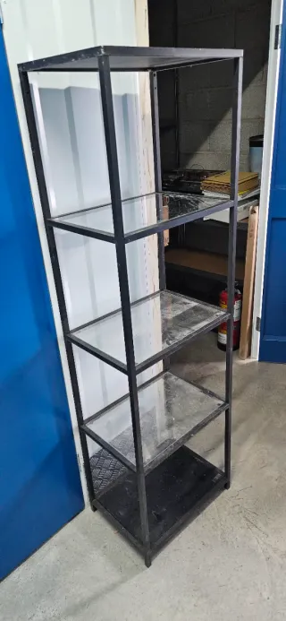 Estantería metálica con baldas de cristal