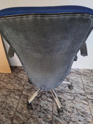 Silla de oficina ergonómica azul y gris