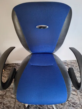 Silla de oficina ergonómica azul y gris