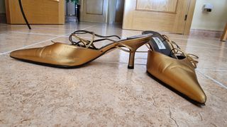 Zapatos de cuero dorados de tacón y punta estrecha