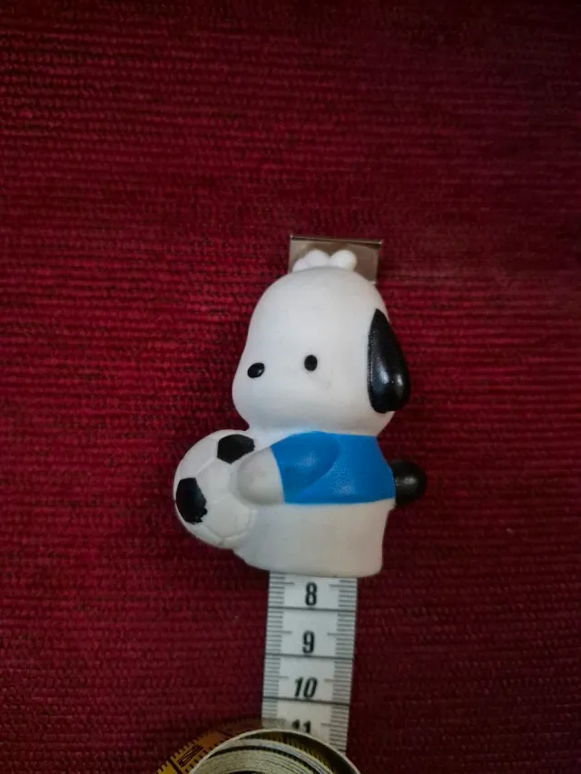 Figura Pochacco Sanrio con balón