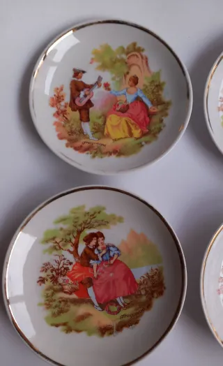 Set di 4 piccoli piatti decorativi antichi