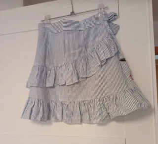 Falda de rayas con bordado floral