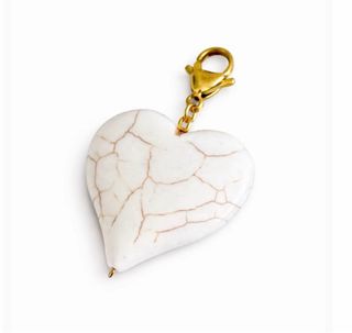 Collar Corazón Blanco con Cierre Dorado