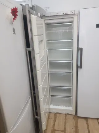 Congelador Siemens y Nevera Beko