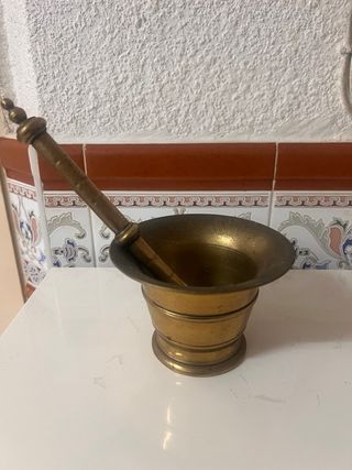 Mortero de latón antiguo
