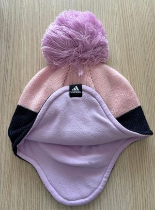 Gorro Adidas rosa y negro con pompón