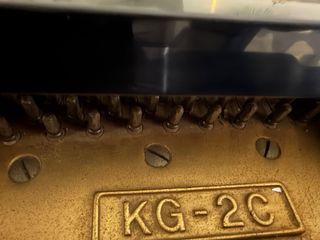 Piano K. Kawai KG 2C japonés, buen estado estetico