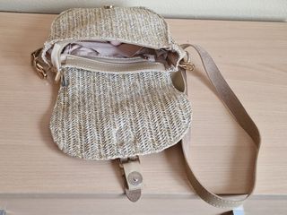 Bolso bandolera de rafia con solapa