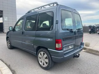 Citroen Berlingo con bola de remolque
