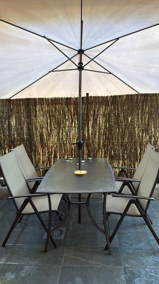 Mesa y 4 Sillas Jardín con Parasol