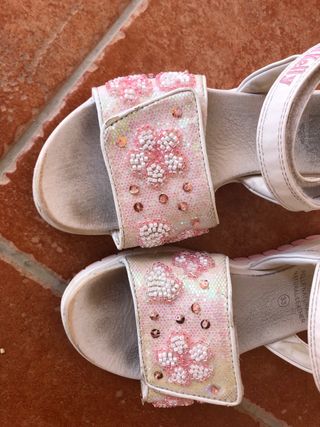 Sandali bimba con fiori e paillettes