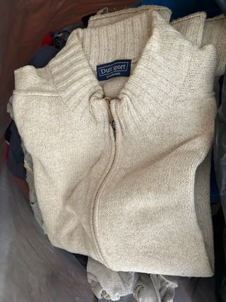 Sacco di vestiti in cattivo stato. Da riparare