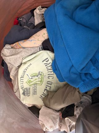 Sacco di vestiti in cattivo stato. Da riparare