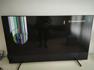 Samsung QE65Q60AAUXXC TV con golpe en la pantalla