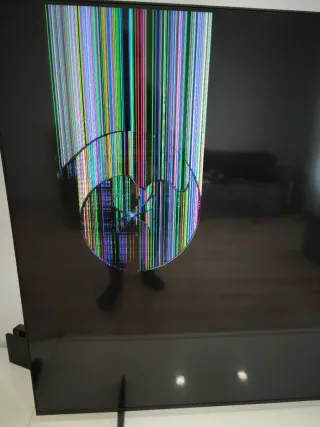 Samsung QE65Q60AAUXXC TV con golpe en la pantalla