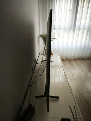 Samsung QE65Q60AAUXXC TV con golpe en la pantalla