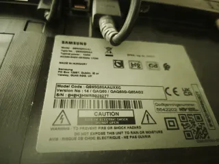 Samsung QE65Q60AAUXXC TV con golpe en la pantalla