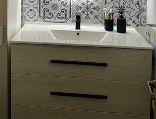 Mueble de baño con lavabo y grifo