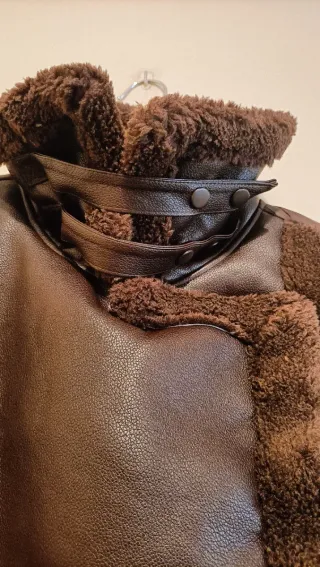 Chaleco corto guateado Boohoo marrón