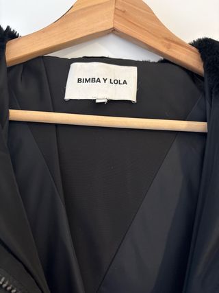 Abrigo plumas largo Bimba y Lola negro con capucha