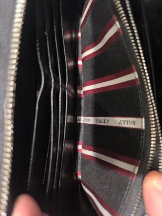 Bally Cartera Negra con Raya Beige