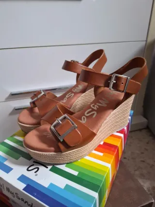 Sandalias de cuña marrones