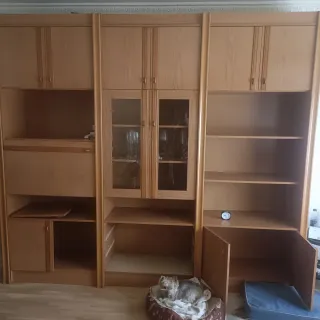 Mueble de comedor de madera y cristal