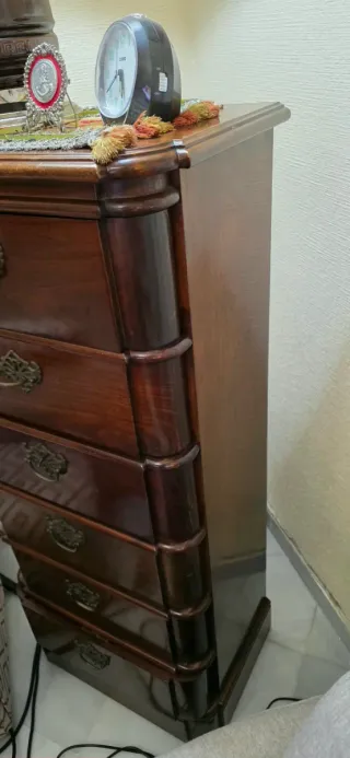 Consola de madera clásica