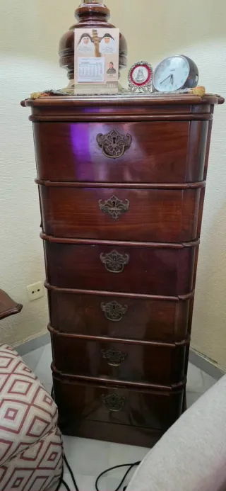 Consola de madera clásica