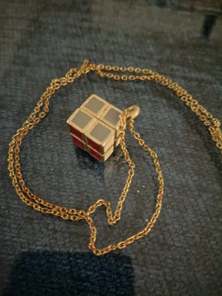 Collar colgante cubo Rubik dorado retro
