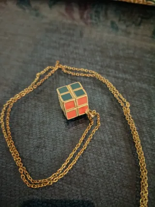 Collar colgante cubo Rubik dorado retro