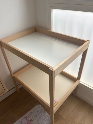 Cambiador IKEA madera y blanco