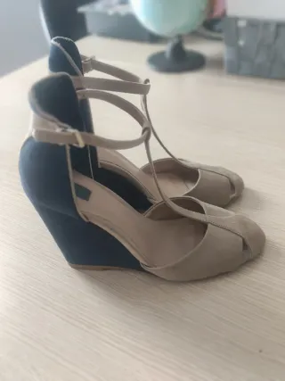 Zapatos de cuña beige y azul