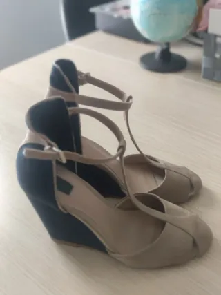 Zapatos de cuña beige y azul
