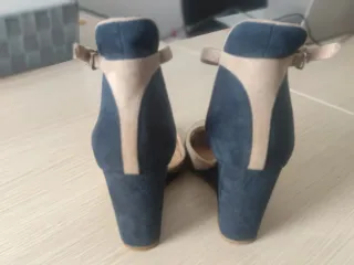 Zapatos de cuña beige y azul
