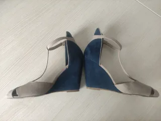 Zapatos de cuña beige y azul