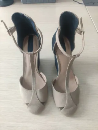 Zapatos de cuña beige y azul