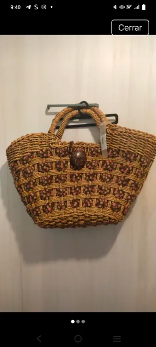 Capazo de mimbre con detalle floral