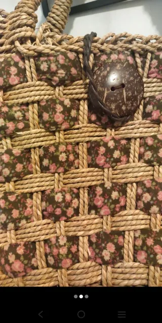 Capazo de mimbre con detalle floral