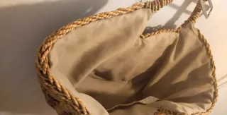 Capazo de mimbre con detalle floral