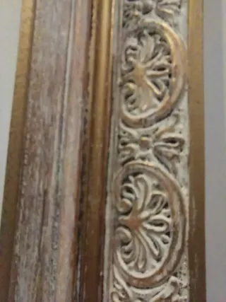 Marco dorado y blanco decorado