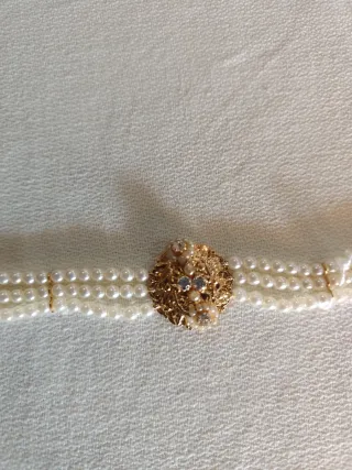 Pulsera color oro con perlas y cristales